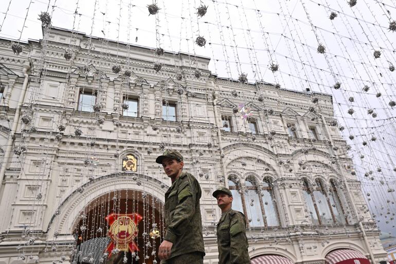 Los militares pasan frente a la GUM, la tienda del Departamento de Estado, en el centro de Moscú, el 24 de junio de 2023. El presidente de Rusia, Vladimir Putin, dijo el 24 de junio de 2023 que un motín armado por parte de los mercenarios de Wagner fue una "puñalada por la espalda" y que el grupo el jefe Yevgeny Prigozhin había traicionado a Rusia.