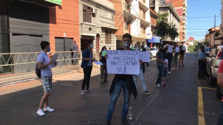 Manifestación de estudiantes frente al MEC