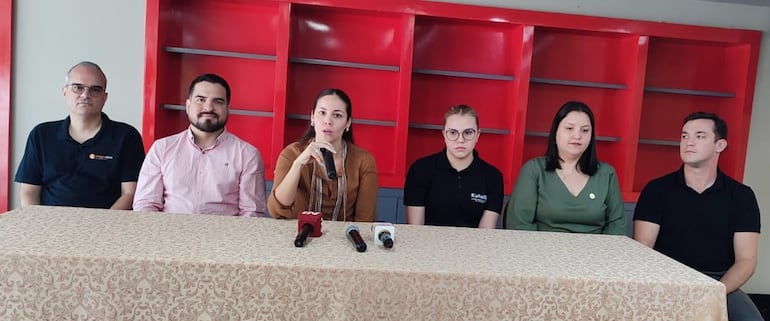 Amin Mansuri, director de Integradevs; Ricardo Arriola, director Ejecutivo de la FIC; Mirta Roa, coordinadora de Encarprograma 2024; Katia Chaparro,  Kuña ++; Pamela Aguilar, Secretaría de la Juventud de la Gobernación de Itapúa; Víctor  Miciukiewicz, Secretaría de la Juventud de la Municipalidad de Encarnación, durante el anuncio del evento “Encarprograma 2024”.