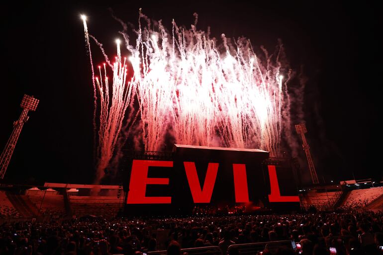 Vista de los fuegos artificiales en el Estadio Monumental de Santiago de Chile durante el concierto de Roger Waters, en el marco de su gira "This is Not a Drill".
