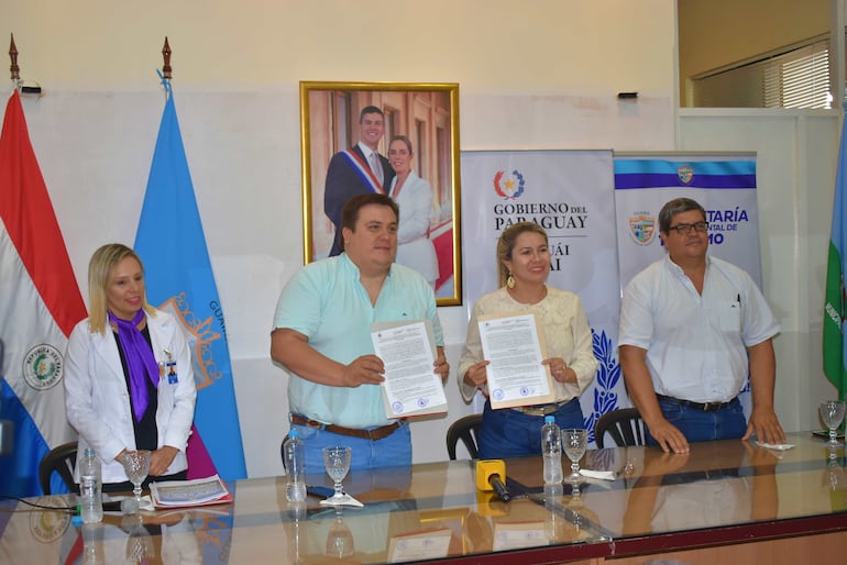 La ministra de la Senatur, Angie Duarte, el Gobernador de Guairá, César Luis Sosa (ANR), el Pdte. de la Aigua, Javier Silvera y la encargada departamental de turismo Eva Cristaldo, durante la firma del convenio.