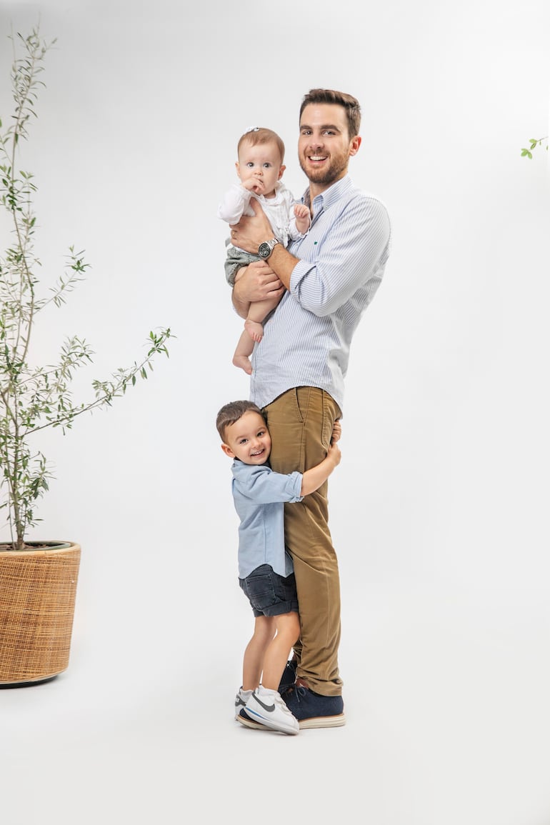 Iván Zavala posa con sus hijos Cruz y Mila.