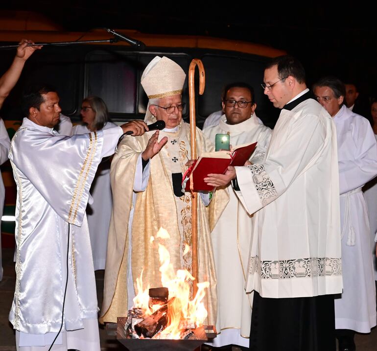 Momento en que el cardenal Adalberto Martínez bendice el fuego.
