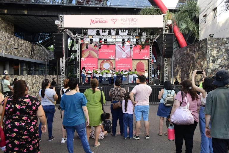 El coro de Sonidos de la Tierra en el escenario de la Navidad en el gran corazón.