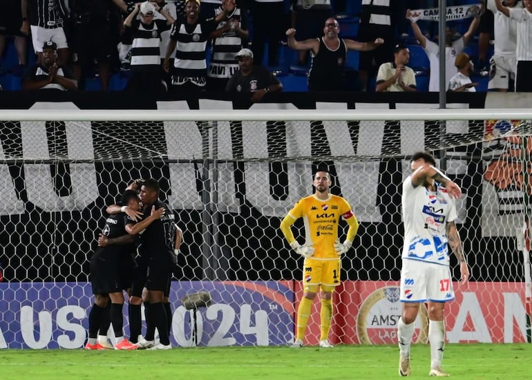 Los jugadores del Corinthians festejan un gol con asistente del paraguayo Ángel Romero en el partido frente a Nacional por la fase de grupos de la Copa Sudamericana 2024 en el estadio Defensores del Chaco, en Asunción.