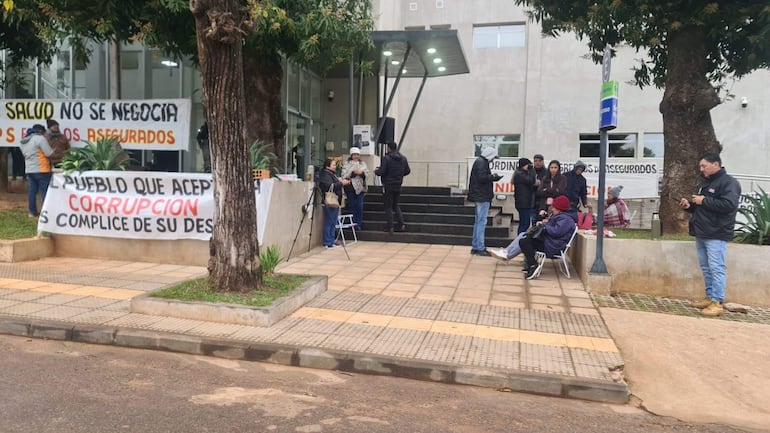 Los asegurados y pensionados del IPS de Caazapá se instalaron frente a la Unidad Sanitaria.