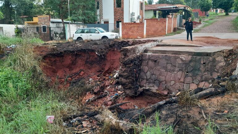 La calle San Francisco, del barrio San Roque, se interrumpe en una enorme zanja que fue formada por raudales, y es un peligro mortal para los lugareños.