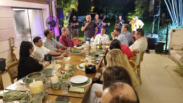 El senador Basilio Bachi Núñez (ANR, HC) en la cena de confraternidad en el domicilio del senador Natalicio Chase.