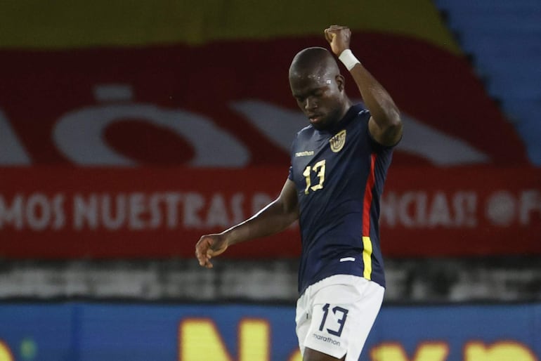 AMDEP215. BARRANQUILLA (COLOMBIA), 19/11/2024.- Enner Valencia de Ecuador celebra su gol este martes a un partido de las eliminatorias sudamericanas para el Mundial de 2026, entre Colombia y Ecuador en el estadio Metropolitano de Barranquilla (Colombia). EFE/ Mauricio Dueñas Castañeda
