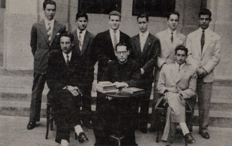 Primeros miembros de la Academia Literaria del Colegio San José. (Archivo ABC Color).