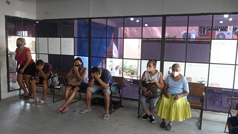 Pacientes de distintas edades aguardaban ayer ser atendidos en el área de urgencias respiratorias del Hospital General de Barrio Obrero.