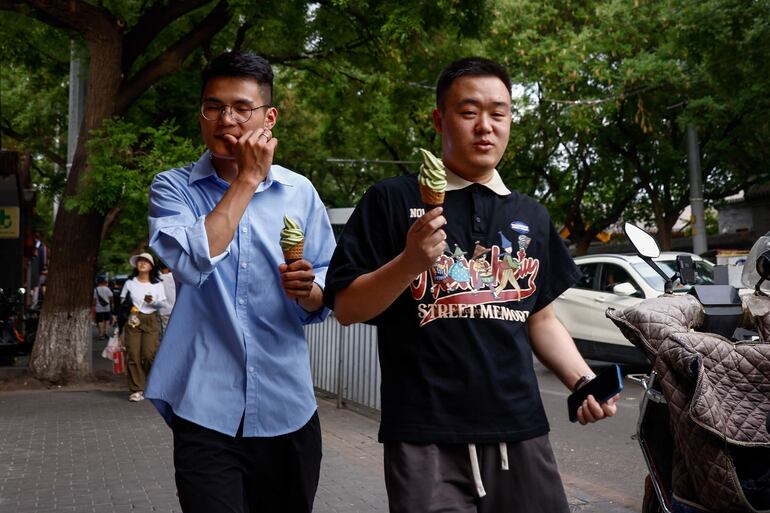 Ciudadanos en Pekín con helados ante las altas temperaturas.