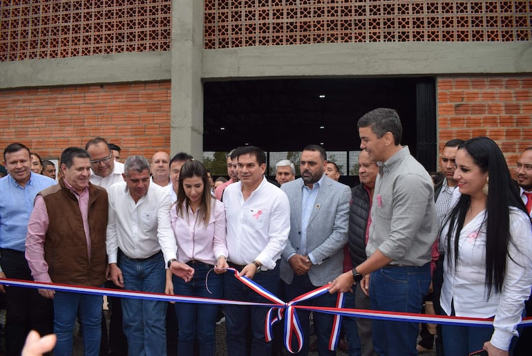 Inauguran polideportivo Carapeguá construido durante el gobierno departamental de Juan Carlos Baruja, actual ministro de Urbanismo.