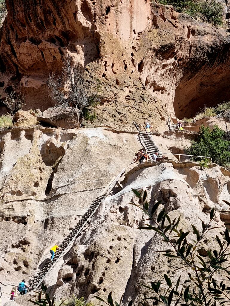 Los más intrépidos pueden escalar los recovecos del Bandelier a través de escaleras rústicas.