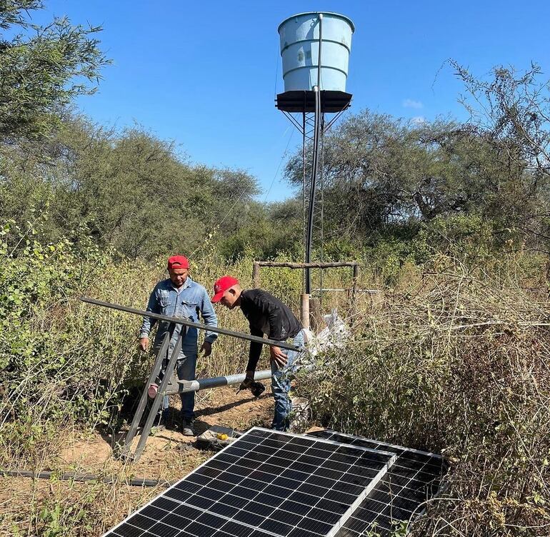 Paneles solares a punto de ser instalados en una comunidad nativa. Para algunos proyectos también cuentan con colaboración de la Unicef.