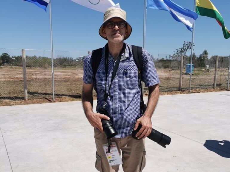 Martín Crespo es un fotógrafo argentino pero radicado en Paraguay desde su juventud. Toda su carrera la ha desarrollado en nuestro país.