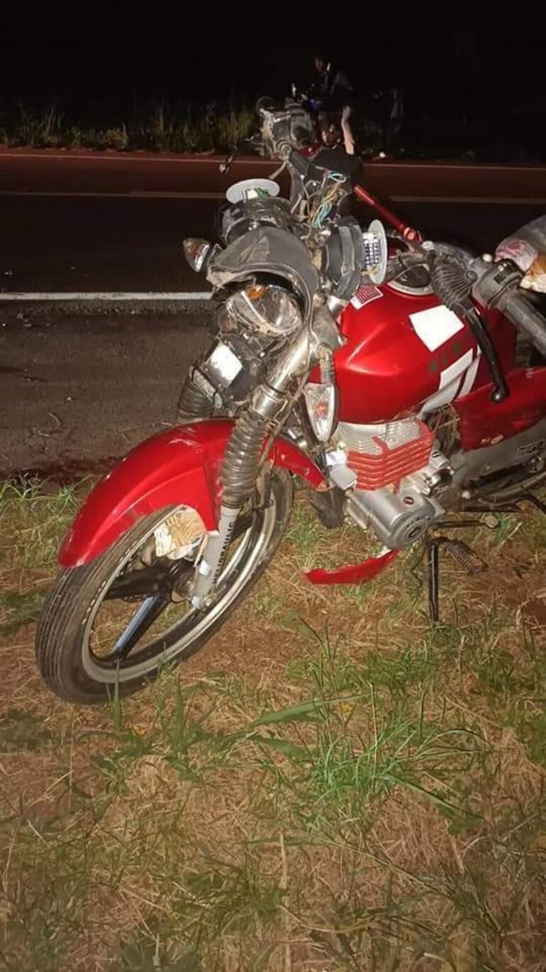 La motocicleta cuyo conductor abandonó el biciclo en la escena del accidente y se dio a la fuga.