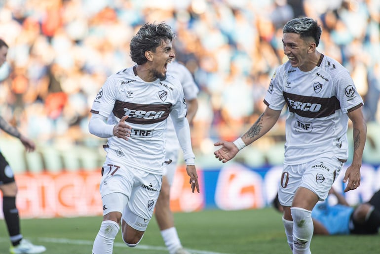 Ronaldo Martínez (I) celebra su agónico gol para Platense ante Belgrano.