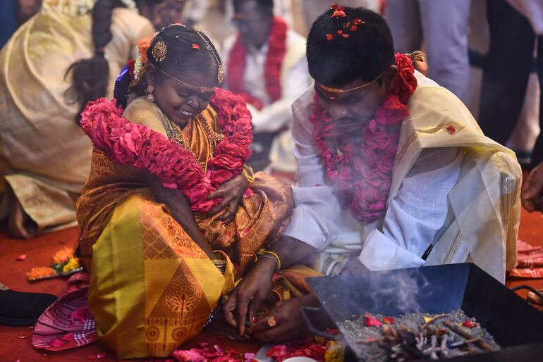 Una novia y un novio con capacidades especiales realizan un ritual durante una ceremonia de boda masiva organizada para personas desfavorecidas y con capacidades diferentes, en Chennai, India.