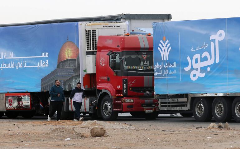 La ayuda humanitaria esperando ingresar a Rafah, desde la frontera con Egipto.
