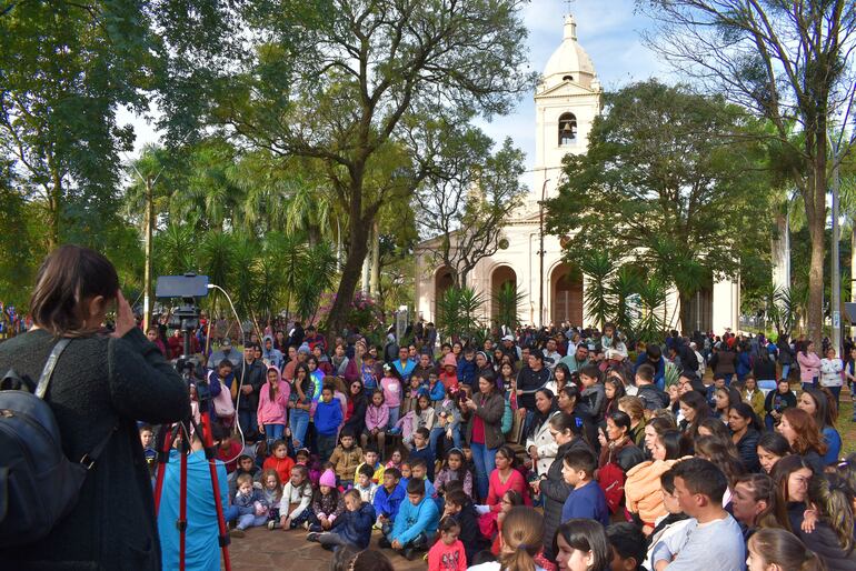 Un centenar de niños, adolescentes y adultos participaron de la festividad del Día del Niño en Villarrica. 