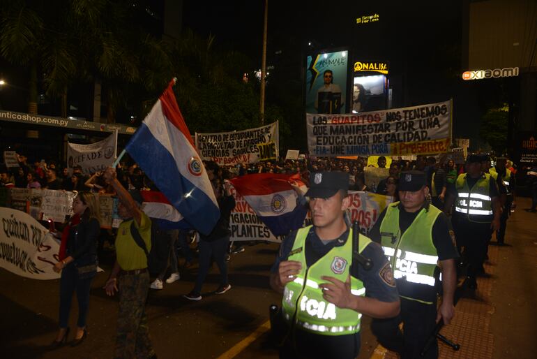 Un fuerte contingente policial fue desplegado en la marcha estudiantil.