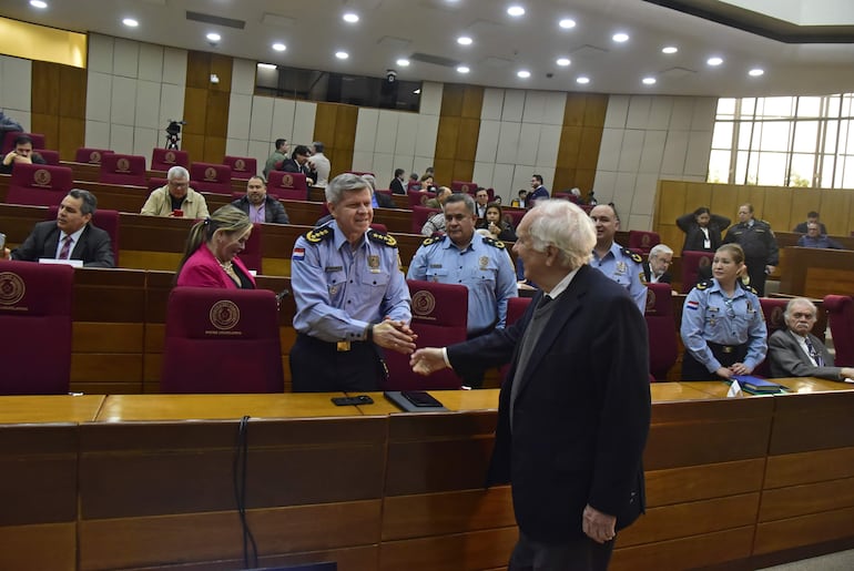 El comandante de la Policía, Carlos Benítez saluda al exsenador Miguel Abdón Saguier.