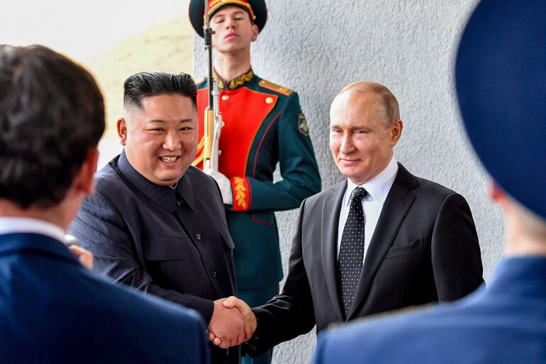 El presidente de Rusia, Vladimir Putin, da la bienvenida al líder norcoreano Kim Jong Un en Vladivostok, la capital del Lejano Oriente ruso. (AFP)