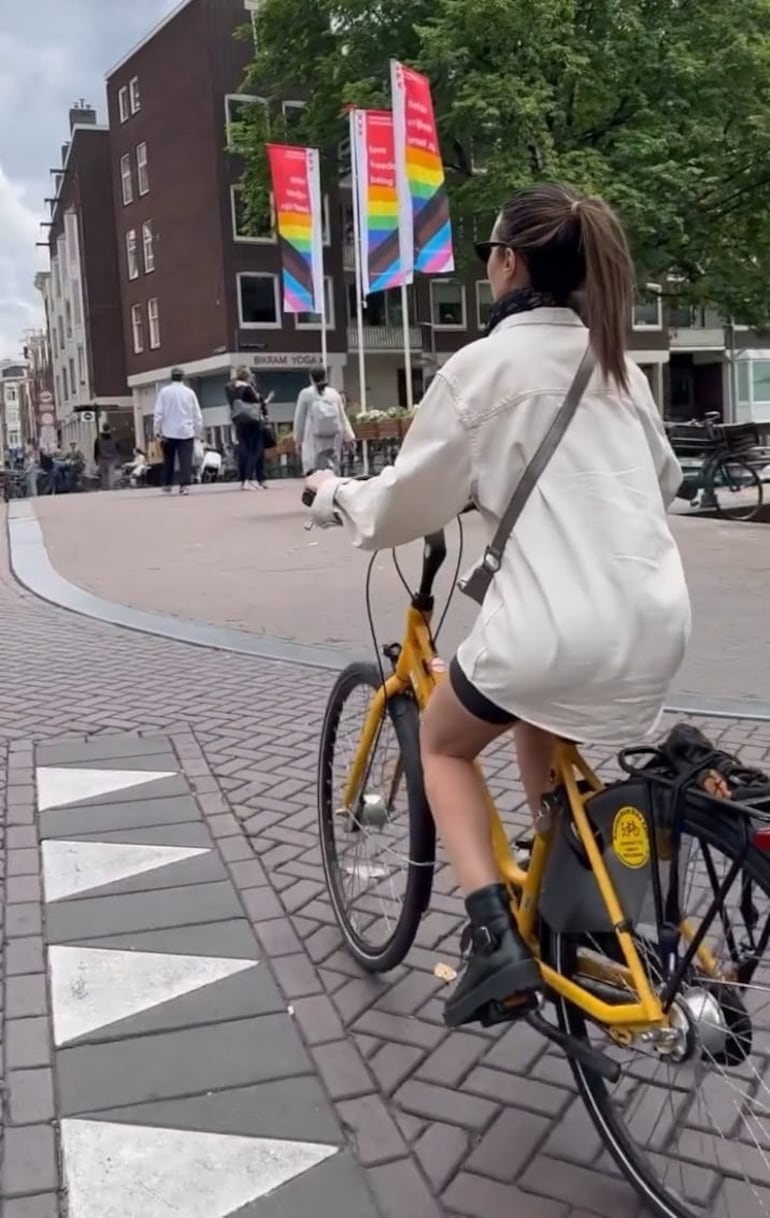 Patty Orué paseando en bici por Ámsterdam. (Instagram/Patty Orué)