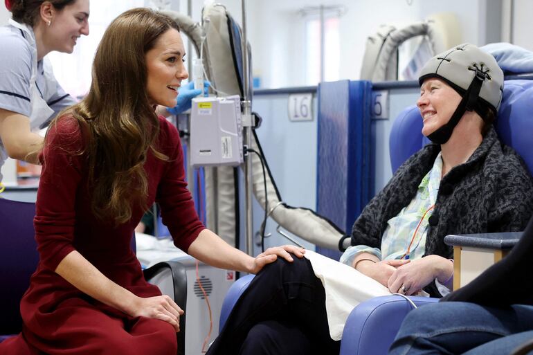 La princesa de Gales, Kate Middleton, conversa con Katherine Field durante una visita al Hospital Royal Marsden en el oeste de Londres.