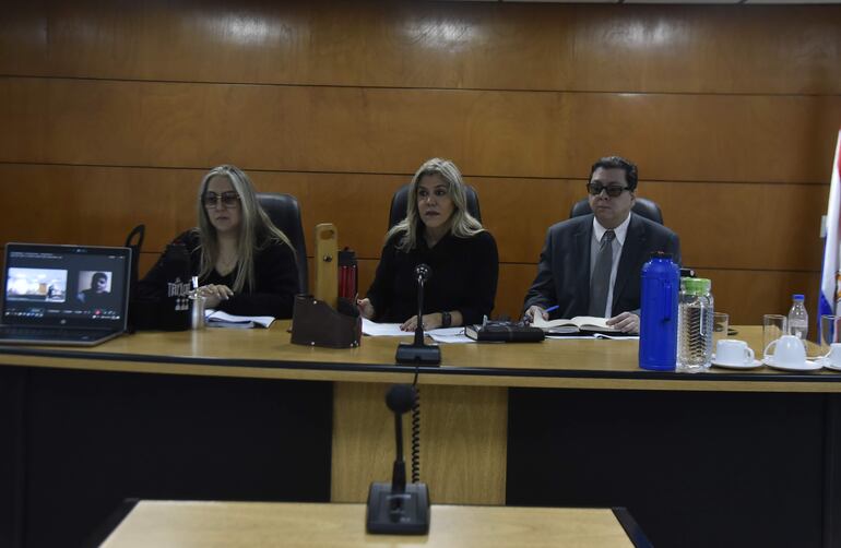 El Tribunal de Sentencia presidido por la jueza Gloria Hermosa (medio) e integrada por sus colegas Víctor Hugo Alfieri (d) y Alba González (i).