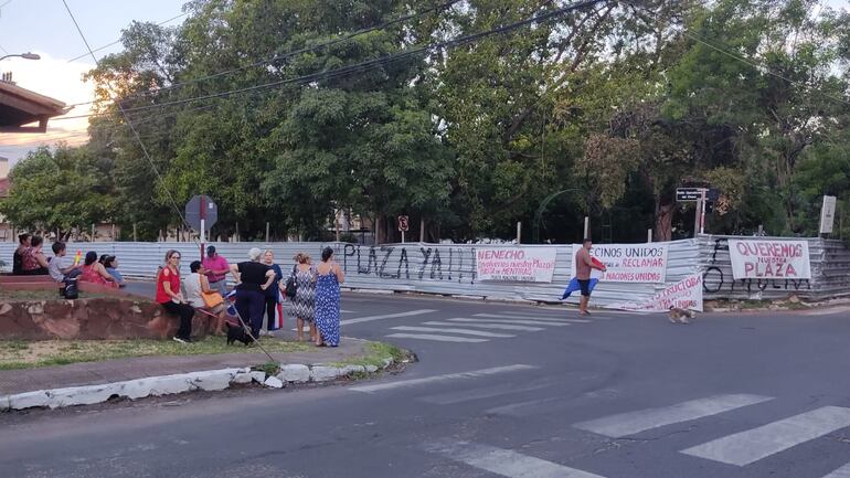 Manifestación de vecinos frente a la plaza Naciones Unidas del barrio Mburicaó.