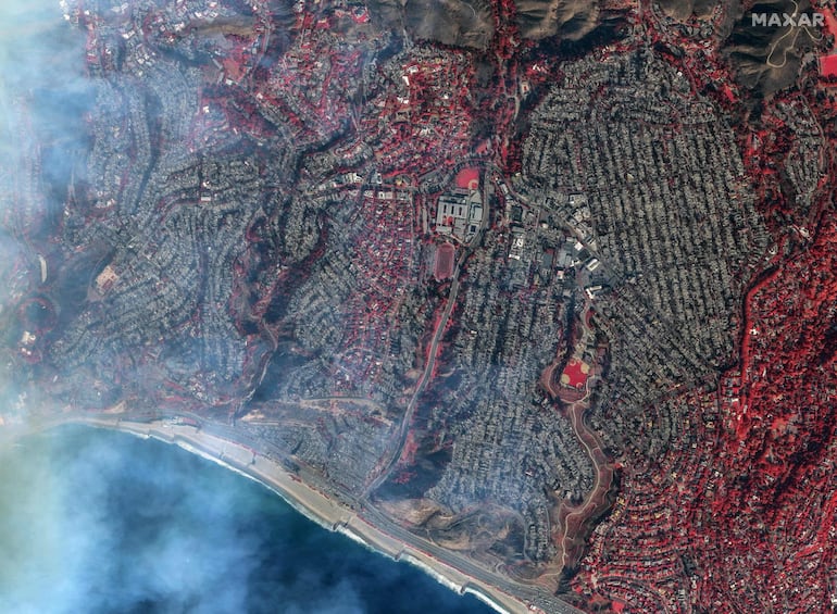 Esta imagen de satélite en infrarrojo de onda corta (SWIR), proporcionada por Maxar Technologies, muestra las viviendas en Pacific Palisades, un vecindario de Los Ángeles, California, el 9 de enero de 2025, tras el incendio de Palisades.