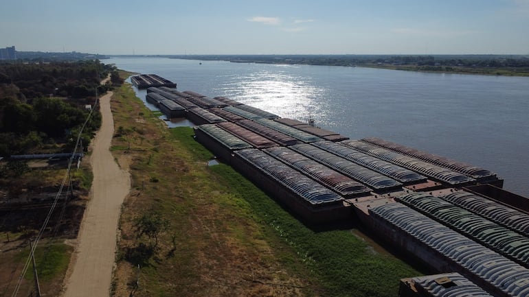 Fotografía aérea de un astillero sobre el río Paraguay, en el Banco San Miguel, en Asunción. 