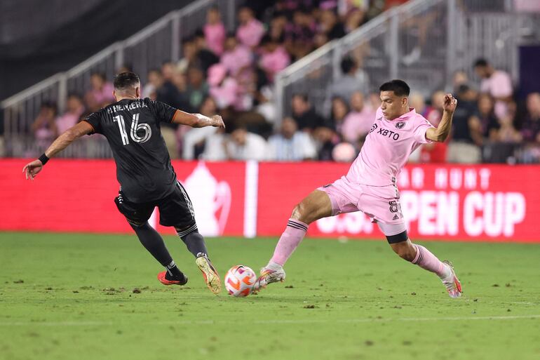 Héctor Herrera, jugador del Houston Dynamo, y el paraguayo Diego Gómez, futbolista de Inter Miami, pelean por e balón en la final de la U.S. Open Cup en el DRV PNK Stadium, en Fort Lauderdale, Florida.