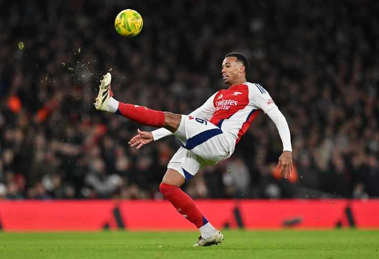 Arsenal's Brazilian defender #06 Gabriel Magalhaes controls the ball during the English League Cup semi-final first leg football match between Arsenal and Newcastle United at the Emirates Stadium, in London on January 7, 2025. (Photo by Glyn KIRK / AFP) / RESTRICTED TO EDITORIAL USE. No use with unauthorized audio, video, data, fixture lists, club/league logos or 'live' services. Online in-match use limited to 120 images. An additional 40 images may be used in extra time. No video emulation. Social media in-match use limited to 120 images. An additional 40 images may be used in extra time. No use in betting publications, games or single club/league/player publications. / 