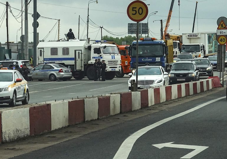 La policía rusa se encuentra en un puesto de control en una carretera que ingresa a Moscú, Rusia, el 24 de junio de 2023. Se aplicaron medidas antiterroristas en Moscú y otras regiones rusas.