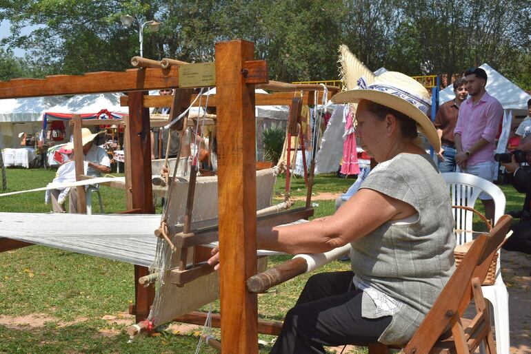 Las guapas artesanas hicieron una demostración de cómo se elabora la tela para la confección de las prendas de vestir.