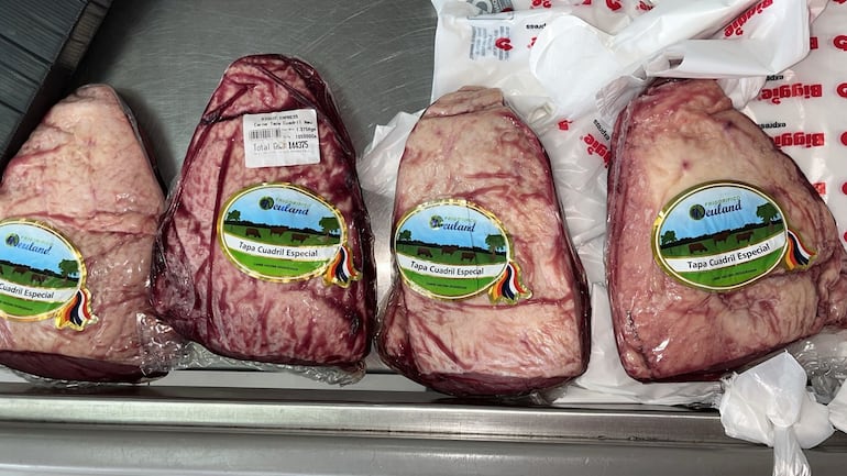 Los cuatro cortes de carne envasada que se intentó hurtar.