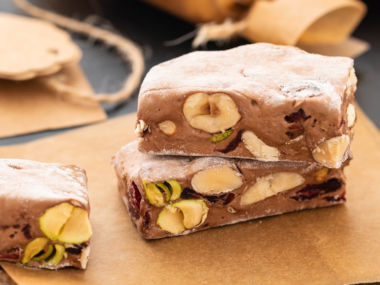 Turrón helado de chocolate y frutas secas.