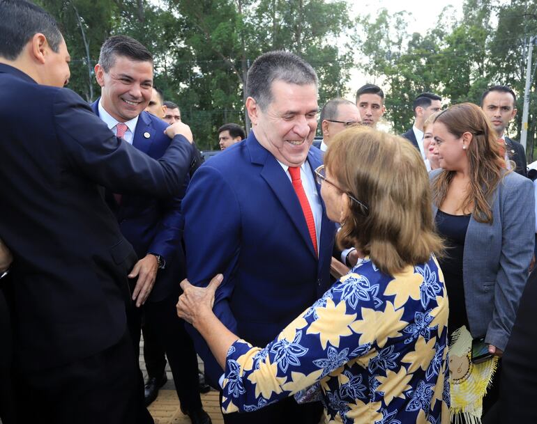 El presidente de la ANR, Horacio Cartes y atrás suyo el presidente de la República, Santiago Peña.