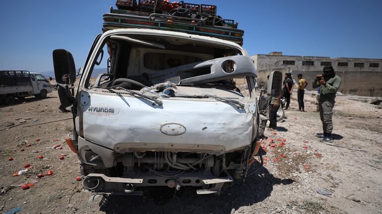 La gente inspecciona un camión dañado en un mercado de verduras tras un ataque aéreo en Idlib, Siria, el 25 de junio de 2023. (Imagen de archivo).