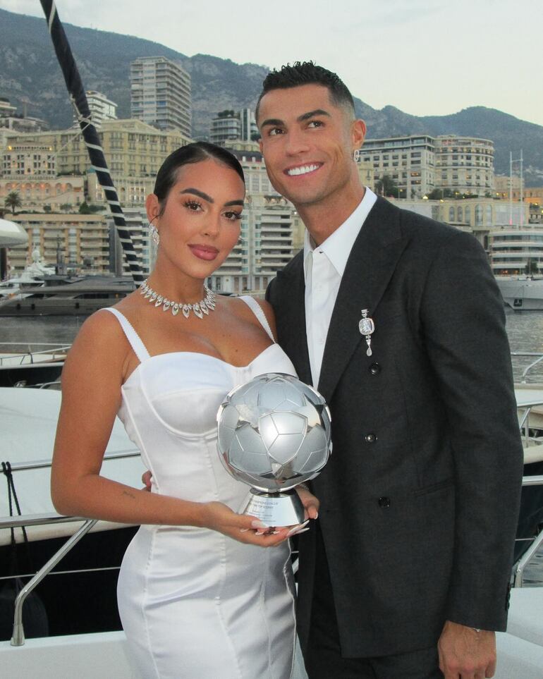 Georgina Rodríguez y Cristiano Ronaldo durante el evento en el cual el futbolista fue galardonado como máximo goleador de la Champions League.