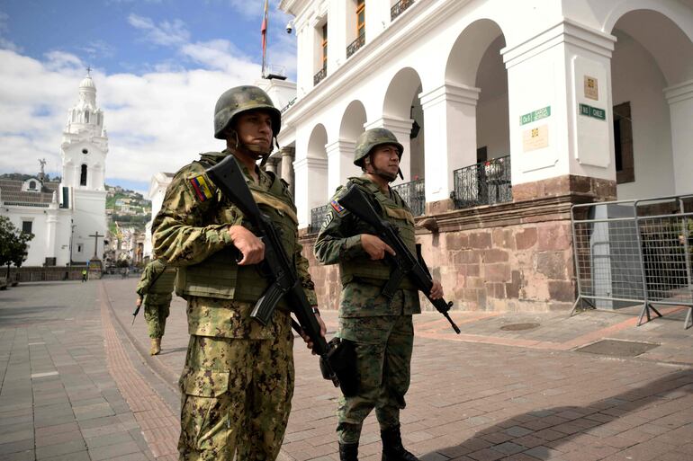 Fuerzas de seguridad custodian el Palacio Carondelet de Quito. (Photo by Rodrigo BUENDIA / AFP)