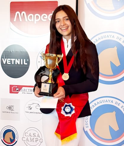 Abigail Giménez Notario del Horse King Equitación se coronó campeona en la categoría 1.10 metro, con Calina.