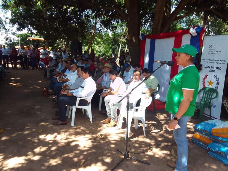 
La presidenta de la organización de feriantes Okaragua Rembiapo, Teodora Guillén, hizo uso de la palabra en el acto organizado en la calle 2.000 Bertoni de Santaní. 