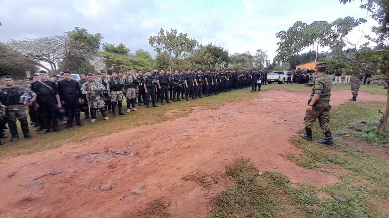 Unos 400 uniformados encabezaron hoy el desalojo en Nueva Toledo