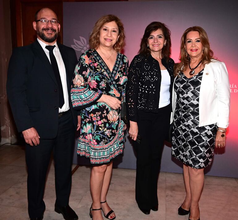 Carlos Hentscholek, Marcela Bacigalupo, Luz María Bobadilla y Katty Ortega. 