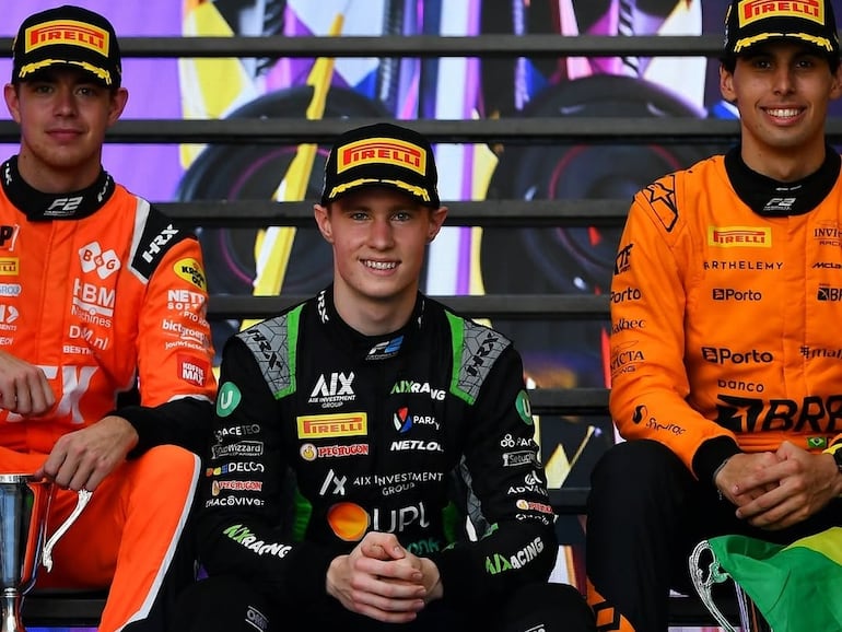 El paraguayo Joshua Duerksen (c), piloto de AIX Racing, celebra la victoria en la carrera principal de Emiratos Árabes Unidos por la Fórmula 2 de la FIA, en el Circuito de Yas Marina, en Abu Dabi.