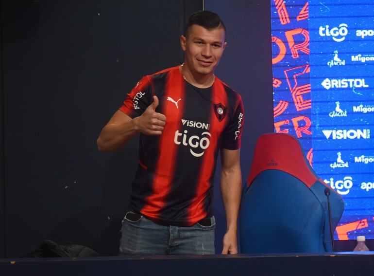 Braian Samudio, en su presentación oficial con Cerro Porteño.